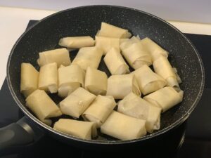 Recette croustillant noix camembert -Faites chauffer l'huile dans une poêle et faites dorer les croustillants de chaque côté. Server-les à l'apéro ou dans une salade verte.