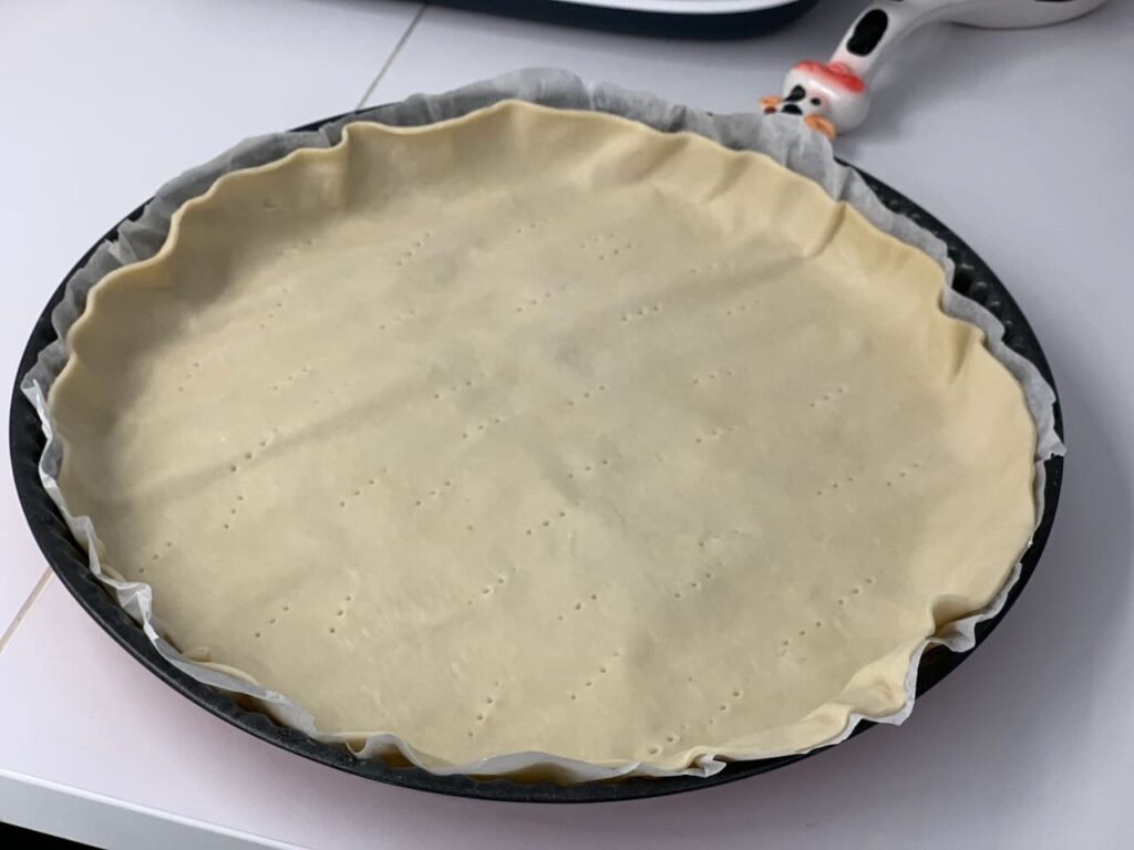 Recette quiche à la tomate, au jambon et au chèvre -Préchauffer le four à 180°C.
Etaler la pâte dans un moule à tarte et piquer-la avec une fourchette.
