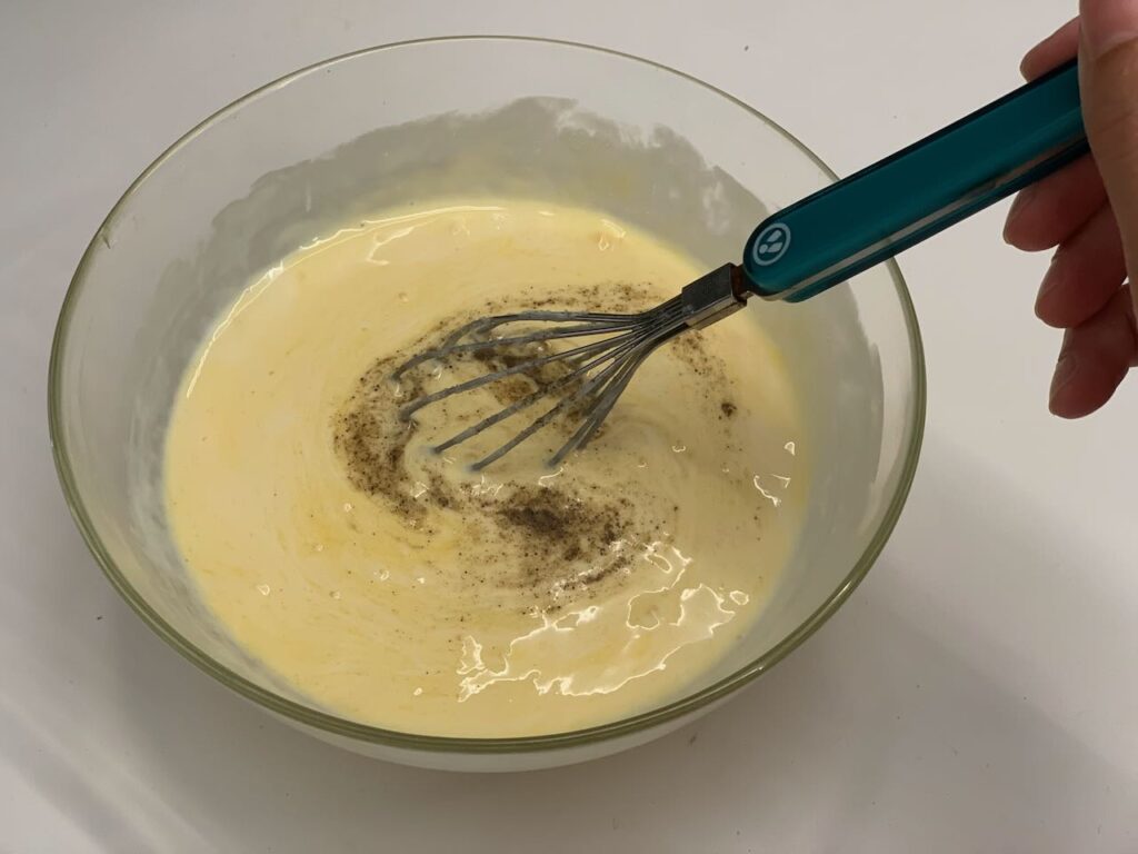 Recette quiche à la tomate, au jambon et au chèvre -Battre les oeufs avec une fourchette, y ajouter la crème liquide.
Saler, poivrer et ajouter le persil.