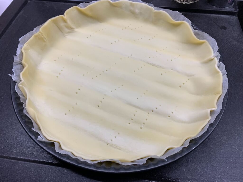 Recette quiche au camembert brocolis et jambon -Etaler votre pâte dans votre moule à tarte et n'oublier pas de la piquer à l'aide d'une fourchette.