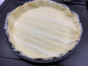 Recette quiche au camembert brocolis et jambon -Etaler votre pâte dans votre moule à tarte et n'oublier pas de la piquer à l'aide d'une fourchette.