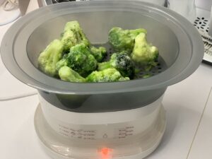 Recette quiche au camembert brocolis et jambon -Faites cuire le brocoli à la vapeur, couper-le en morceaux et verser-le sur le fond de tarte.