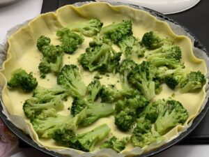 Recette quiche au camembert brocolis et jambon -Faites cuire le brocoli à la vapeur, couper-le en morceaux et verser-le sur le fond de tarte.