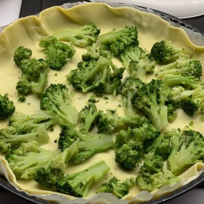 Recette quiche au camembert brocolis et jambon -Faites cuire le brocoli à la vapeur, couper-le en morceaux et verser-le sur le fond de tarte.