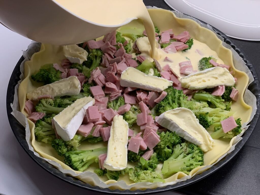Recette quiche au camembert brocolis et jambon -Dans un saladier, fouetter les oeufs avec la crème fraîche.
Saler et poivrer.
Verser sur la pâte.