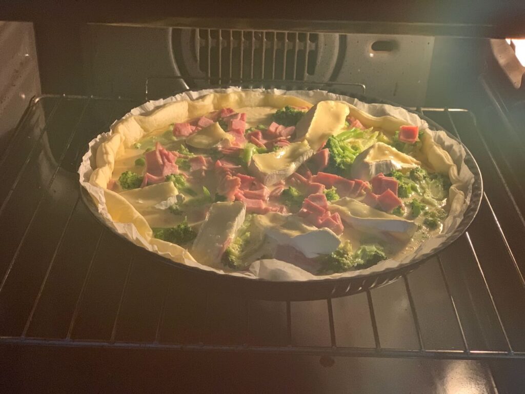 Recette quiche au camembert brocolis et jambon - Enfourner 30 min à 180°C.