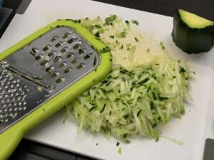 Recette quiche aux courgettes fromage et jambon -Laver les courgettes, enlever les 2 extrémités, retirer les pépins et râper-les avec la peau.