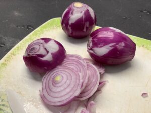 Recette tartelettes au confit d'oignon et chèvre - Eplucher et couper les oignons en fines lamelles.