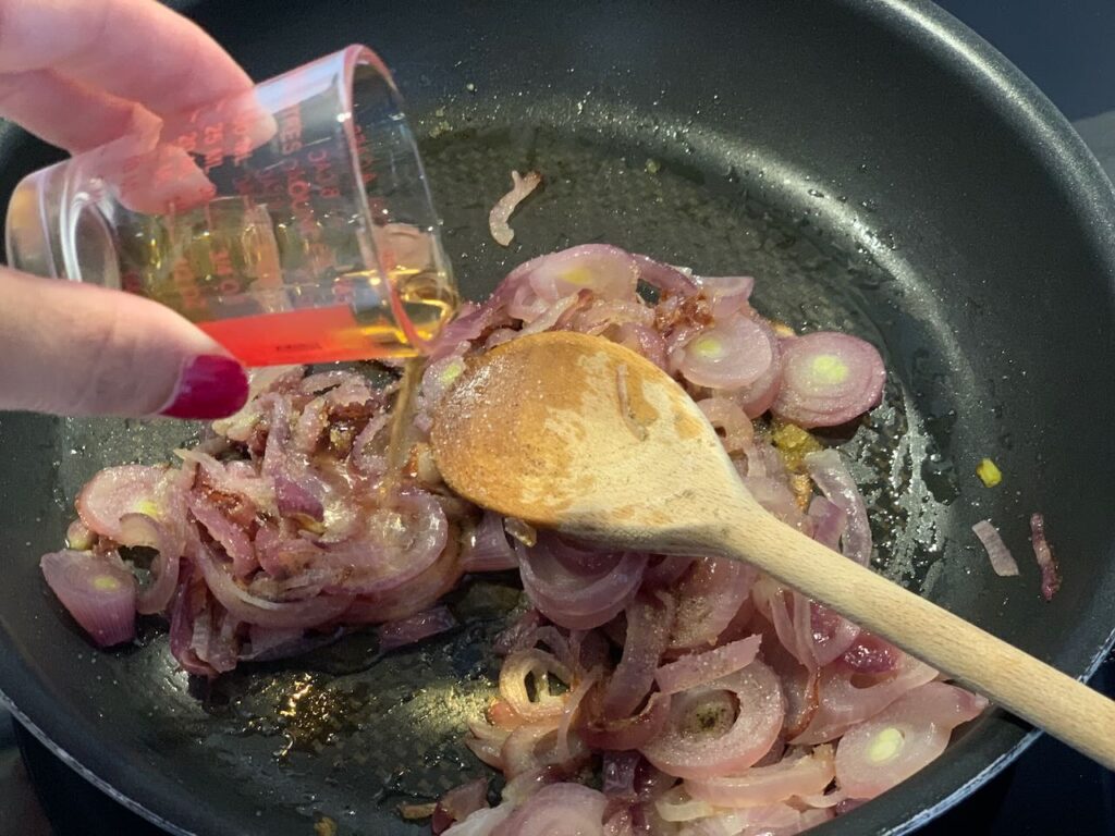 Recette tartelettes au confit d'oignon et chèvre -Faites les revenir à feu doux à la poêle dans l'huile.
Saupoudrer de sucre, mélanger puis ajouter le vinaigre.
Saler et poivrer.
Poursuivre la cuisson à feu très doux pendant 30 minutes jusqu'à ce que le confit prenne une couleur brune.