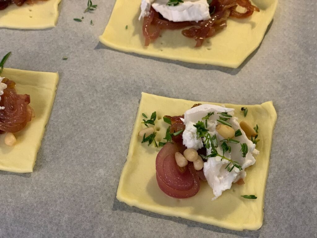 Recette tartelettes au confit d'oignon et chèvre - Ajouter quelques pincées de pignons de pin et de thym.