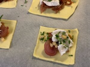 Recette tartelettes au confit d'oignon et chèvre - Ajouter quelques pincées de pignons de pin et de thym.