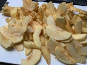 Recette clafoutis à la pomme - Eplucher les pommes et couper-les en fines lamelles.