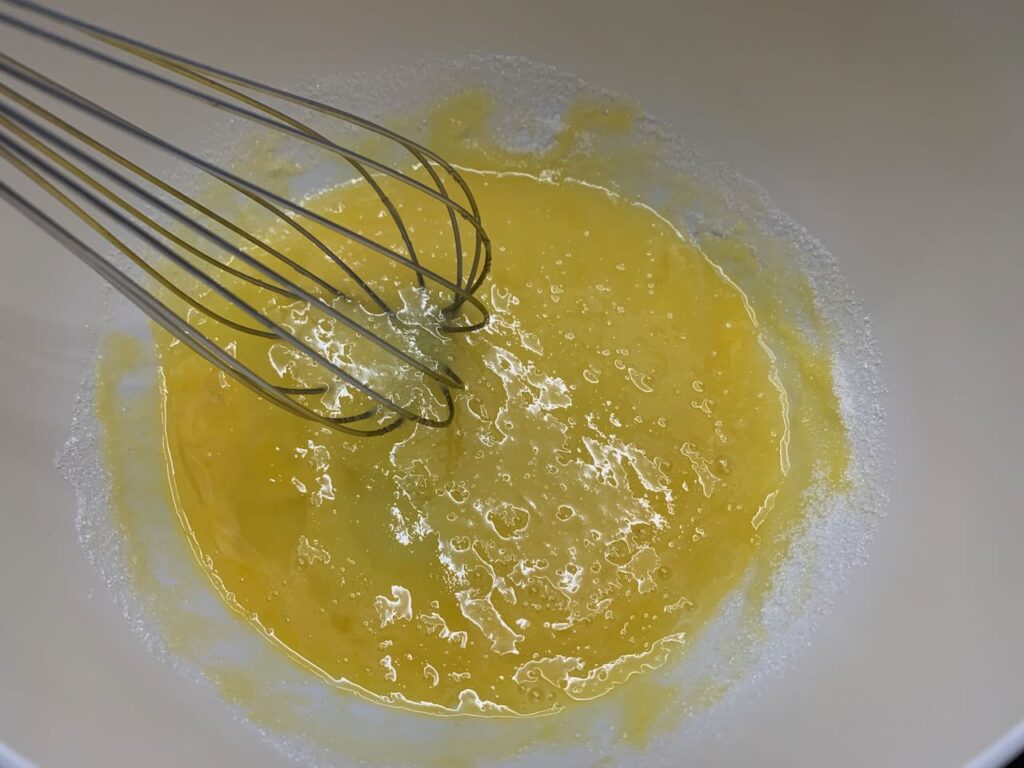 Recette clafoutis à la pomme -Dans un saladier, battre les oeufs avec le sucre jusqu'à ce que le mélange blanchisse et soit mousseux.