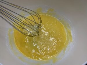 Recette clafoutis à la pomme -Dans un saladier, battre les oeufs avec le sucre jusqu'à ce que le mélange blanchisse et soit mousseux.