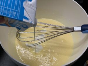 Recette clafoutis à la pomme -Ajouter la maïzena tamisée puis la crème liquide et l'extrait de vanille. Mélanger le tout.