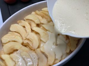 Recette clafoutis à la pomme -Verser la préparation sur les pommes. Enfourner pendant 30 à 40 min selon votre moule.