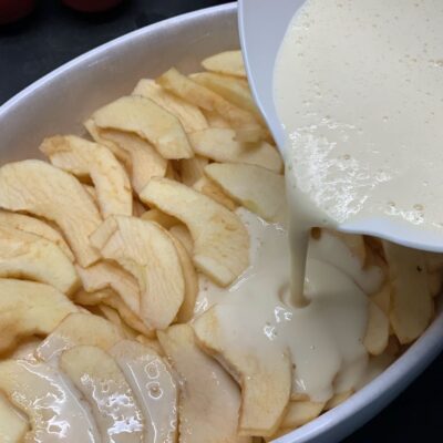 Recette clafoutis à la pomme -Verser la préparation sur les pommes.
Enfourner pendant 30 à 40 min selon votre moule.