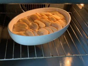 Recette clafoutis à la pomme -Verser la préparation sur les pommes. Enfourner pendant 30 à 40 min selon votre moule.