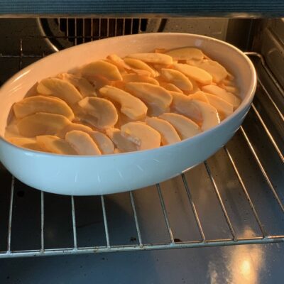 Recette clafoutis à la pomme -Verser la préparation sur les pommes.
Enfourner pendant 30 à 40 min selon votre moule.