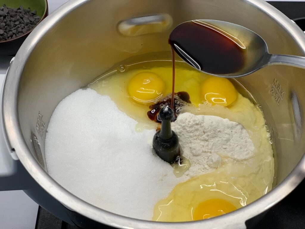 Recette maxi cookie nutella -Mettre l'axe pour pétrir/concasser dans le robot puis ajouter la farine, le beurre ramolli, les oeufs et l'arôme vanille.