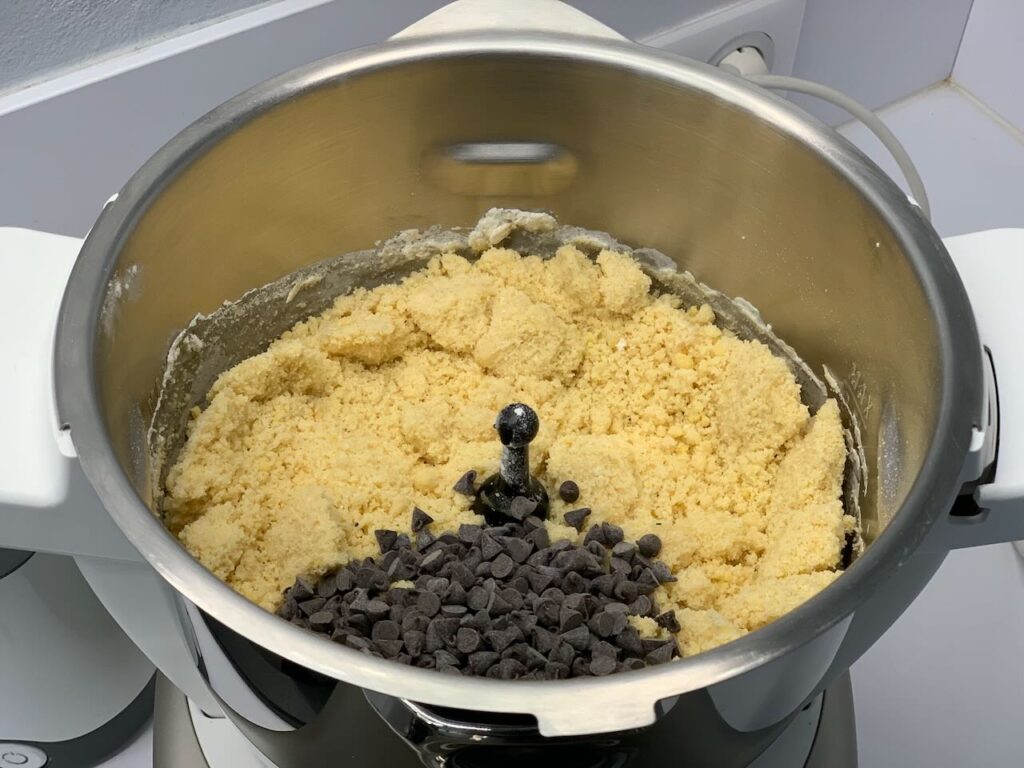Recette maxi cookie nutella -Une foie finie, mettre les pépites de chocolat puis relancer en vitesse 9 pendant 1 min.
La pâte doit former une boule. Sinon relancer à nouveau.