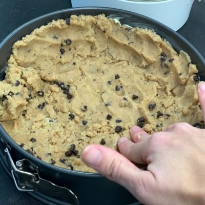 Recette maxi cookie nutella -Beurrer un moule et étaler les 3/4 de la pâte en aplatissant légèrement au fond et sur les côtés.