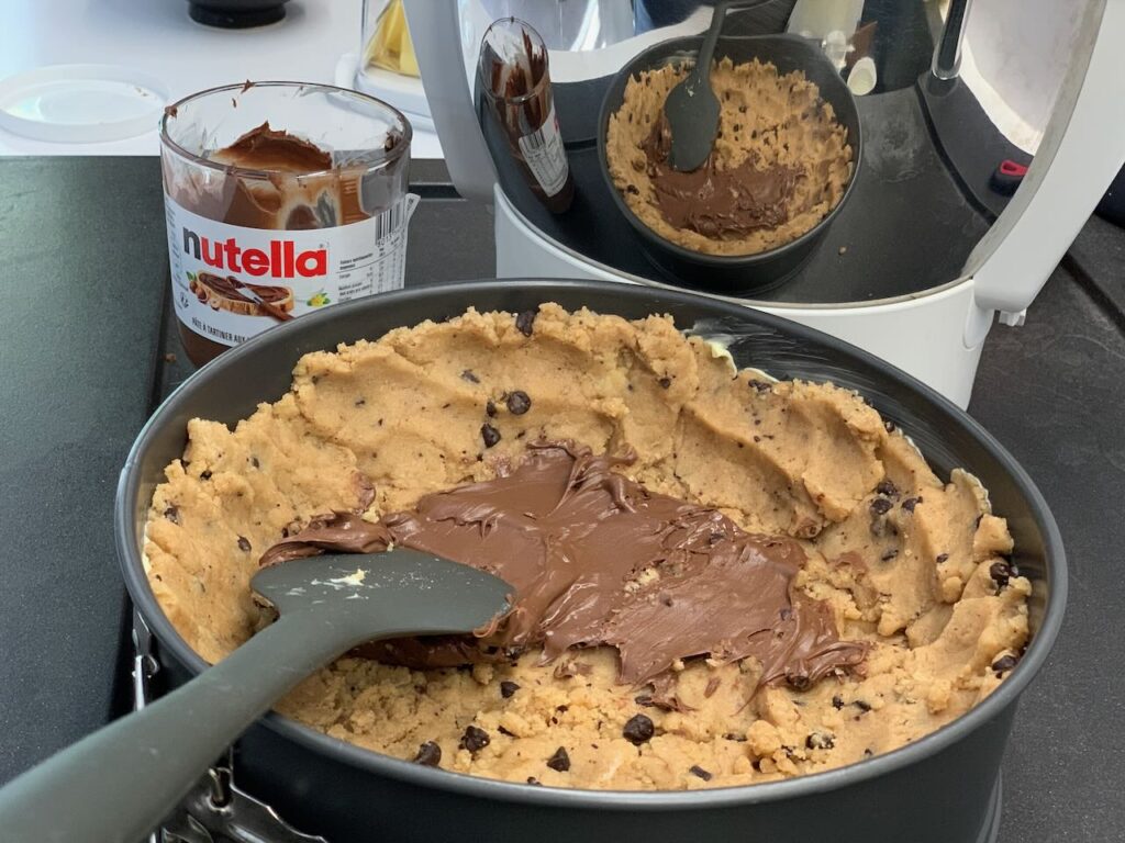 Recette maxi cookie nutella -Recouvrir de nutella et terminer en émiettant le reste du cookie par dessus.
