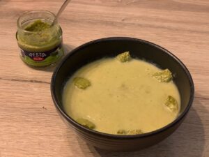 Recette velouté de poireaux et pommes de terre au pesto