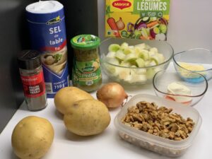 Recette velouté de poireaux et pommes de terre au pesto -Préparer tous les ingrédients nécessaires pour réaliser ce velouté.