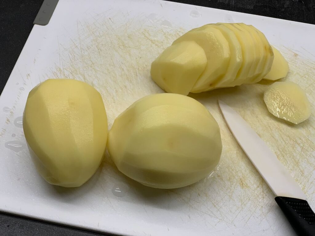 Recette velouté de poireaux et pommes de terre au pesto -Nettoyer, peler et couper les pommes de terre en tranches.