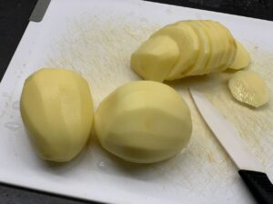 Recette velouté de poireaux et pommes de terre au pesto -Nettoyer, peler et couper les pommes de terre en tranches.