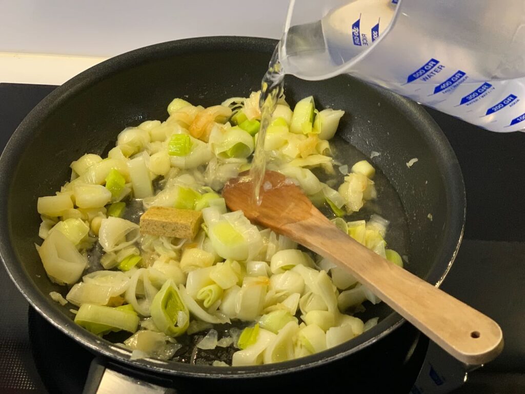 Recette velouté de poireaux et pommes de terre au pesto -Ajouter le bouillon de légumes et les pommes de terre dans la casserole.
Couvrer et faites cuire 20 minutes.