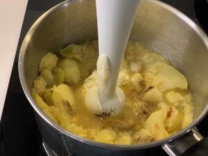 Recette velouté de poireaux et pommes de terre au pesto -Mixer le tout avec la crème fraîche. Saler et poivrer.