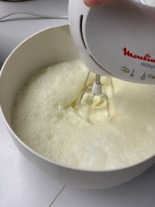 Recette verrines concombre saumon - Sortir tout du congélateur et monter la crème en chantilly. Ne pas hésiter à la monter pendant 5 min, plus elle est ferme et plus elle tient dans le temps.