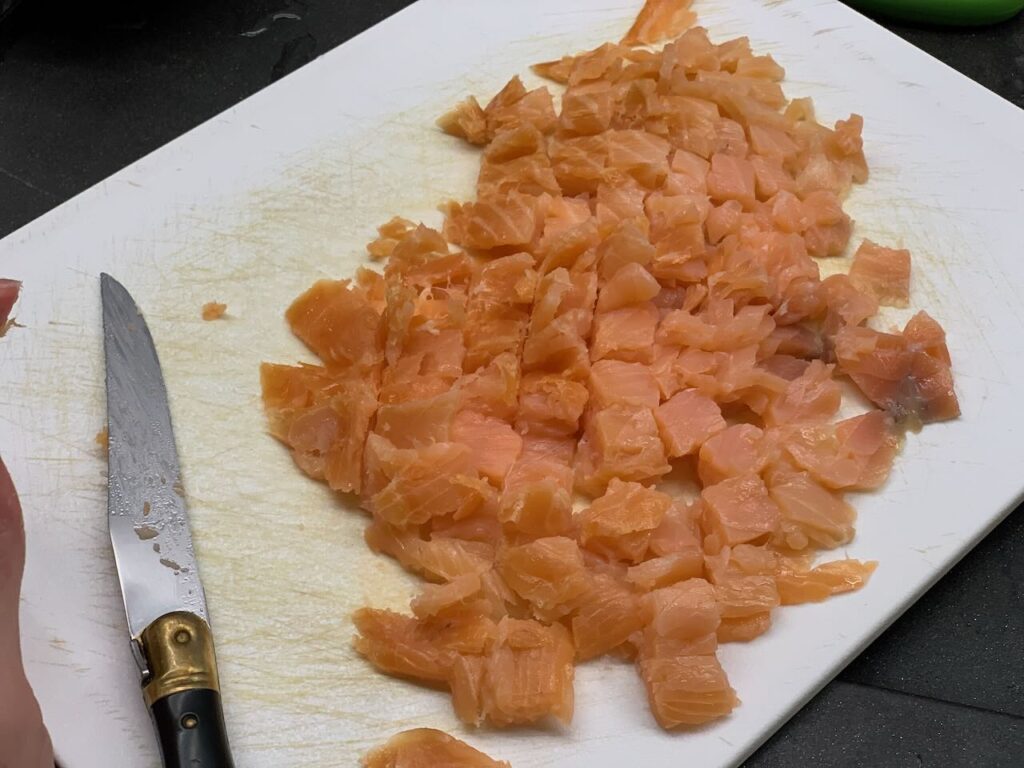 Recette verrines concombre saumon - Couper le saumon très très finement. 