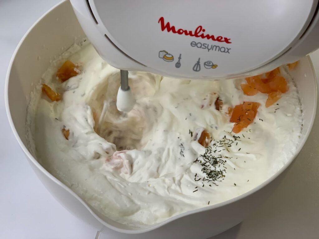Recette verrines concombre saumon -Y ajouter le saumon et l'aneth émiétée.
Remuer au batteur.