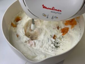 Recette verrines concombre saumon -Y ajouter le saumon et l'aneth émiétée. Remuer au batteur.