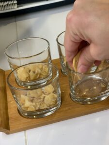 Recette verrines concombre saumon -Emietter les crakers et les répartir dans les verrines.