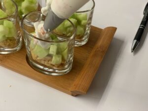 Recette verrines concombre saumon -A l'aide d'une poche à douille, remplir les verrines du mélange crème-saumon.