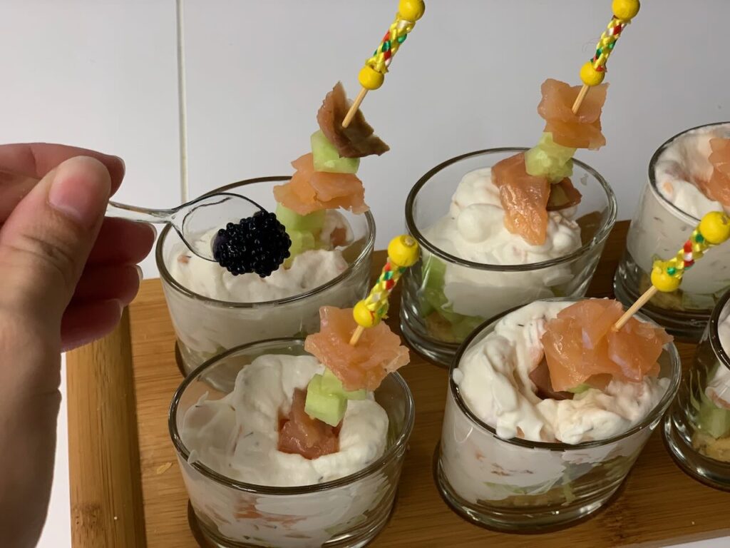 Recette verrines concombre saumon -Pour la décoration, vous pouvez utiliser des grands pics et piquer des morceaux de saumon, puis ajouter une petite cuillère d'oeufs de lump noirs.