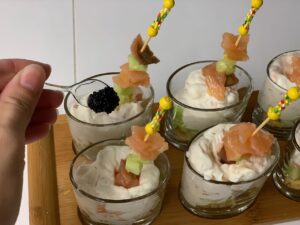 Recette verrines concombre saumon -Pour la décoration, vous pouvez utiliser des grands pics et piquer des morceaux de saumon, puis ajouter une petite cuillère d'oeufs de lump noirs.