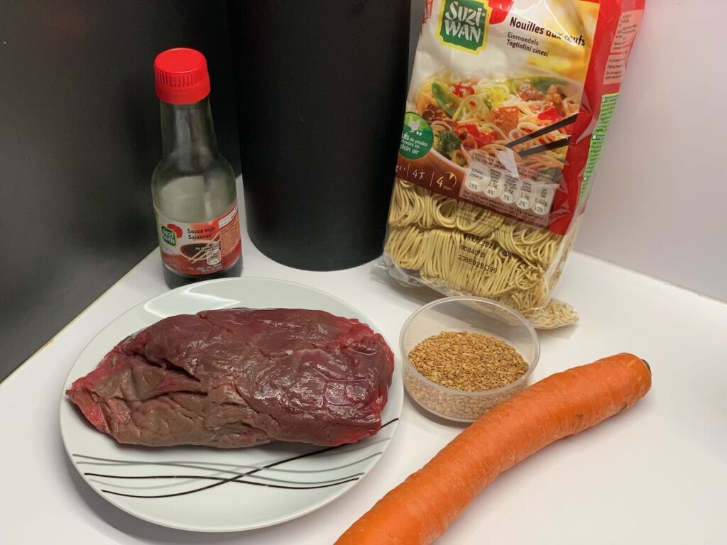 Nouilles au boeuf sautées sauce soja sucrée -Préparer tous les ingrédients nécessaires pour faire votre recette sereinement.