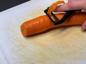 Nouilles au boeuf sautées sauce soja sucrée - Laver, éplucher et couper en bâtonnets la carotte.