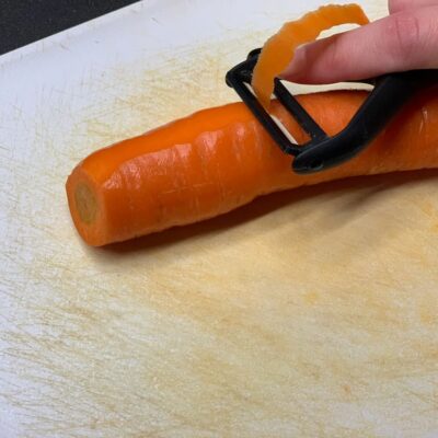 Nouilles au boeuf sautées sauce soja sucrée - Laver, éplucher et couper en bâtonnets la carotte.