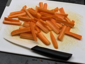 Nouilles au boeuf sautées sauce soja sucrée - Laver, éplucher et couper en bâtonnets la carotte.