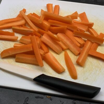 Nouilles au boeuf sautées sauce soja sucrée - Laver, éplucher et couper en bâtonnets la carotte.