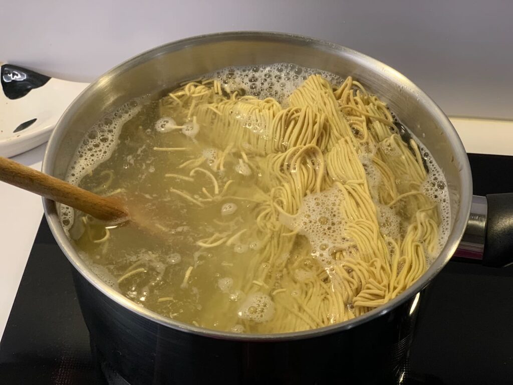 Nouilles au boeuf sautées sauce soja sucrée -Faire cuire les nouilles en respectant les instructions sur l'emballage.