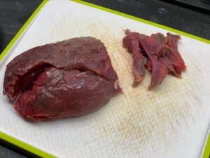 Nouilles au boeuf sautées sauce soja sucrée -Couper la viande en morceaux et saisir à feu vif quelques secondes seulement.