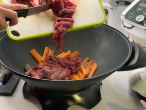 Nouilles au boeuf sautées sauce soja sucrée -Couper la viande en morceaux et saisir à feu vif quelques secondes seulement.
