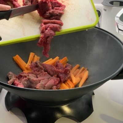 Nouilles au boeuf sautées sauce soja sucrée -Couper la viande en morceaux et saisir à feu vif quelques secondes seulement.